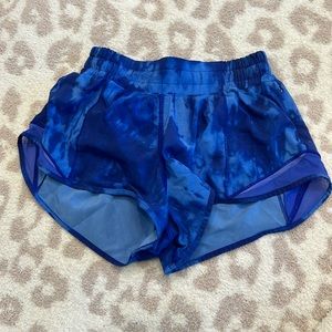lululemon hotty hot shorts size 2 tie dye blue